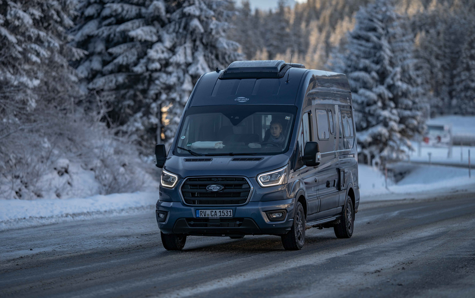 Camper in viaggio in inverno.