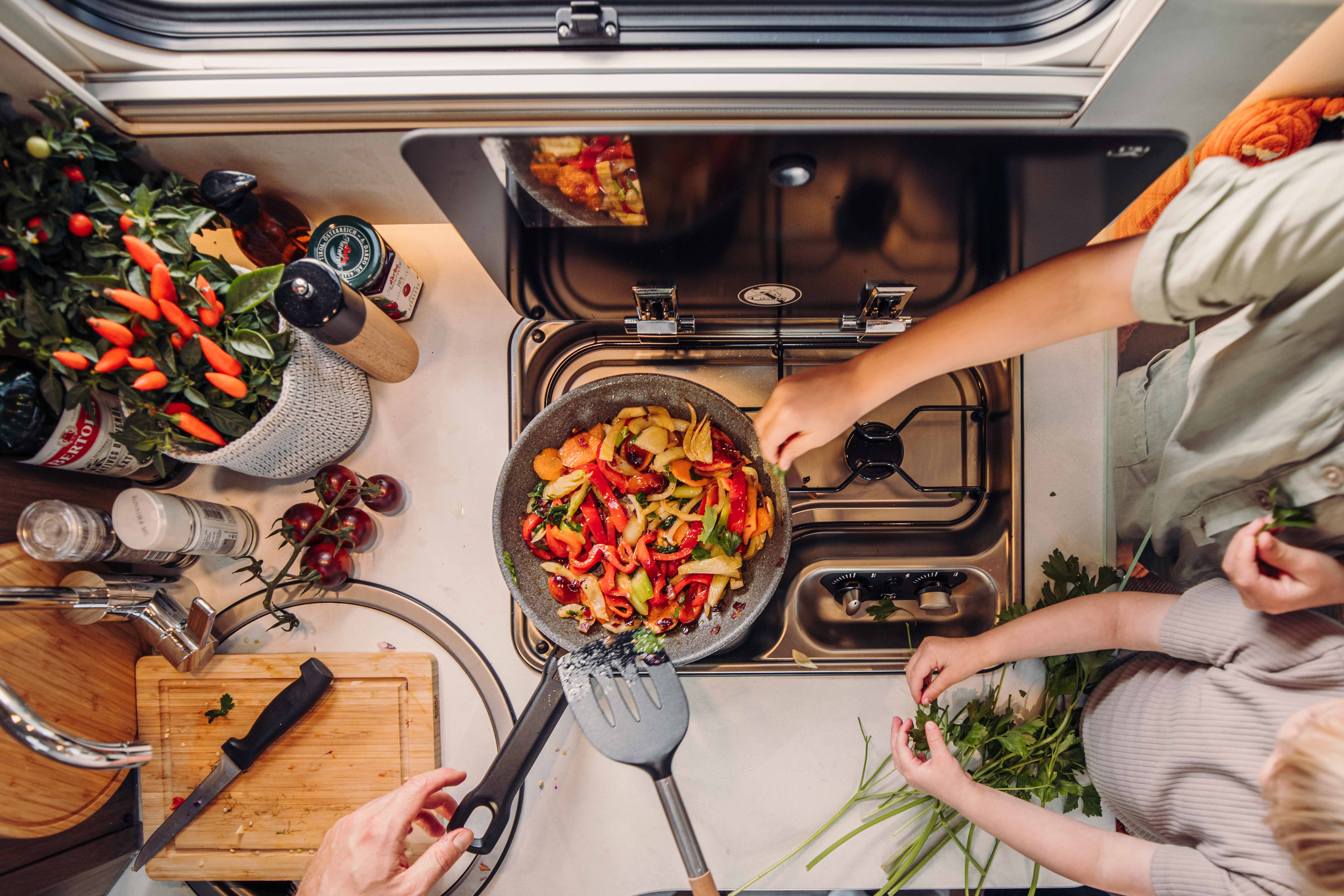 carado-imagebank_Cooking in the motorhome.jpg