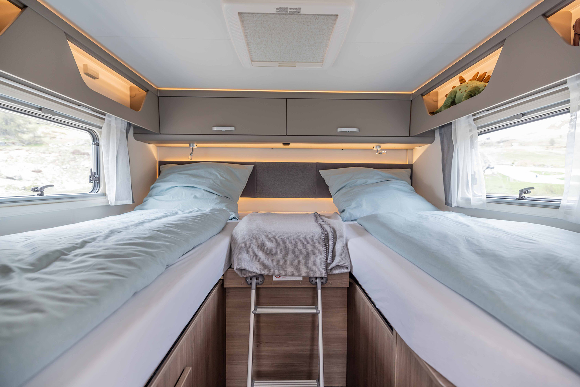 carado_autocamper_køb_autocamper_sovekomfort_stor_seng.jpg